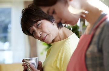 Sống cùng con dâu, tôi làm gì cũng phải nhìn sắc mặt con, nhưng rồi một chuyện xảy ra khiến cô ta thay đổi đến tôi còn giật mình