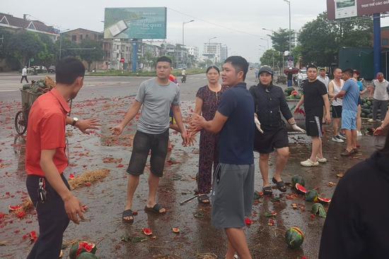 Hậu cảnh tượng xúc động sau vụ tai nạn: Tài xế xe chở dưa hấu đã tử vong