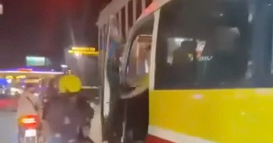 VIDEO: Tài xế xe buýt cố tình mở cửa va vào xe máy chở trẻ nhỏ