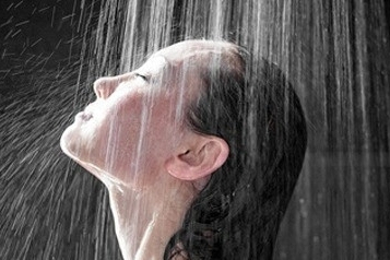 Nguy cơ đột quỵ, đột tử từ sai lầm khi tắm trong ngày nắng nóng