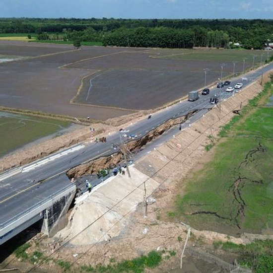 Vụ sụp lún đường ở Tây Ninh: Tài xế thoát chết lạnh người nhớ lại khoảnh khắc rơi xuống 