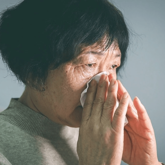 Làm bảo mẫu 15 năm trong biệt thự 500m2, ngày nghỉ việc, tôi nhận được 1 món quà: Chẳng phải tiền hay vàng, thứ bên trong không ai ngờ đến