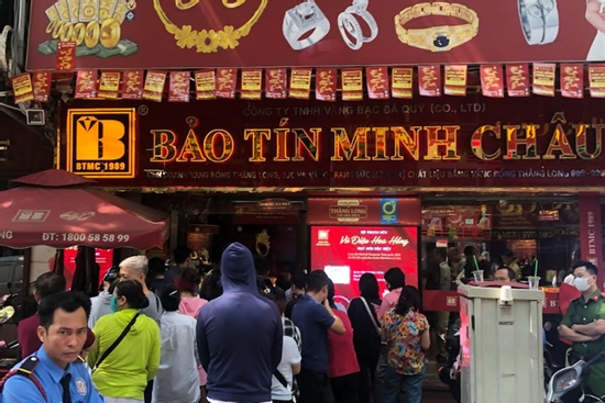Giá vàng giảm mạnh từ đỉnh 124 triệu đồng/lượng, nhiều người tranh thủ mua vào