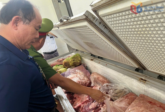 Rùng mình cảnh tượng bên trong cơ sở chế biến lòng dồi: Thực phẩm sống - chín để lẫn, nguyên liệu không rõ nguồn gốc