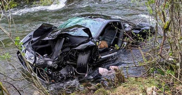 Xe sang Ferrari lao xuống sông, phát hiện thi thể đôi nam nữ bên trong