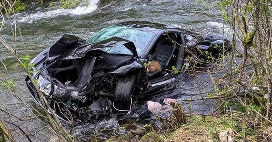 Xe sang Ferrari lao xuống sông, phát hiện thi thể đôi nam nữ bên trong