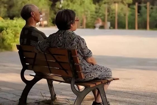 Người đàn ông có 3 con trai, lương hưu 36 triệu tủi thân rơi nước mắt khi nghe bà hàng xóm chỉ có 1 con gái nói một câu