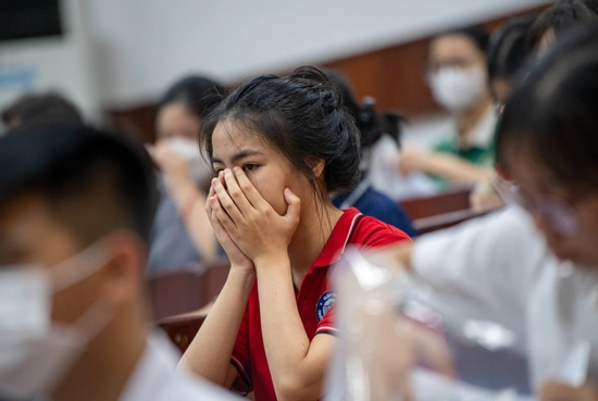 'Con sắp thi lớp 10, cả nhà tôi như bị câm'
