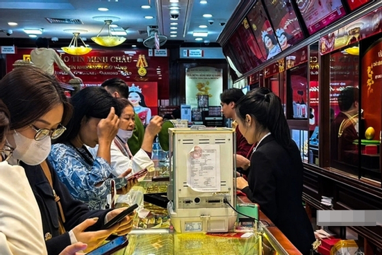 Giá vàng hạ nhiệt, người dân chen chân mua vào