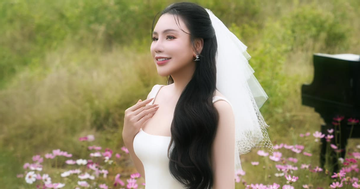 Nữ ca sĩ bất ngờ kết hôn ở tuổi 45: 