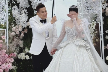 Trực tiếp đám cưới Hồ Quỳnh Hương: Cô dâu bật khóc nức nở, hành động của chú rể mới đáng bàn