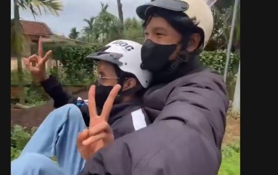 Xác minh clip chạy xe máy bằng chân đăng trên Facebook 'Cậu Cả'