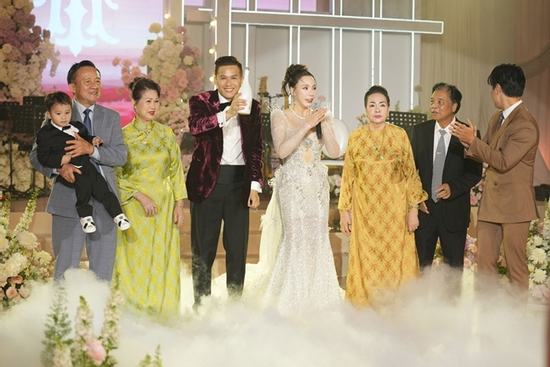 Hồ Quỳnh Hương đăng hình con trai 2 tuổi, chia sẻ điều đặc biệt sau đám cưới