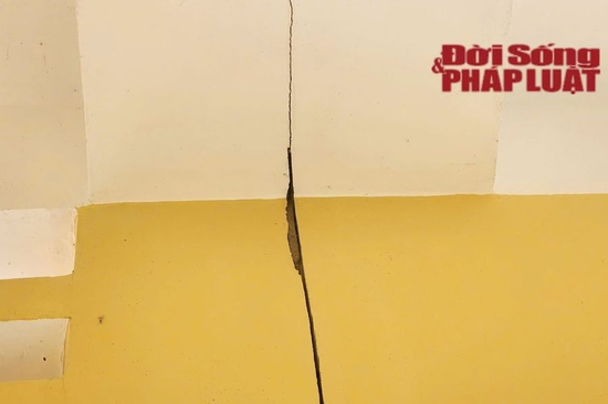 Vết nứt chằng chịt trên dãy phòng học mới đưa vào sử dụng