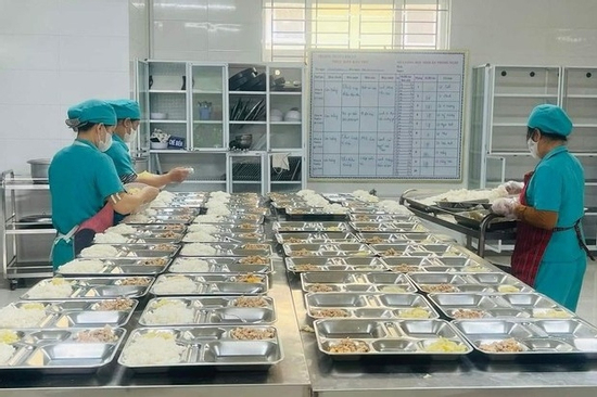 Chủ tịch Quảng Bình yêu cầu xác minh thông tin bữa ăn học sinh bị thu thuế 2 lần