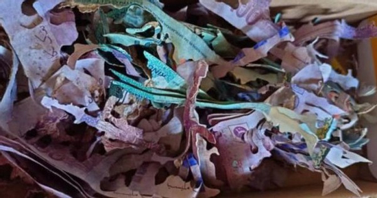 Cất tiền tiết kiệm trong hộp bánh cũ, cụ bà sốc nặng sau khi mở ra