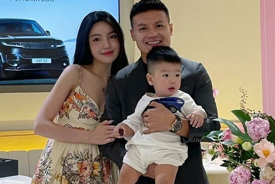 Chu Thanh Huyền diện váy 2 dây nuột nà, bảo sao Quang Hải mê mệt tặng xe 8 tỷ