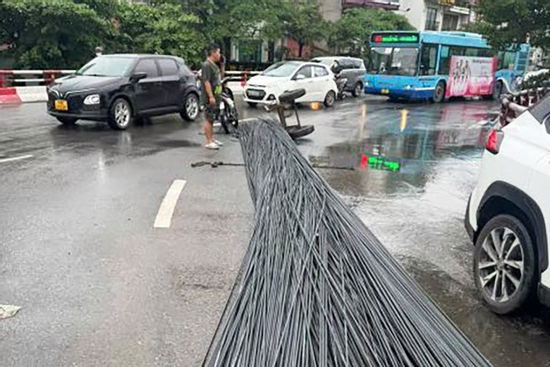 Hà Nội: Ô tô làm rơi bó sắt dài 12m, tắc nghẽn vòng xuyến cầu Chương Dương