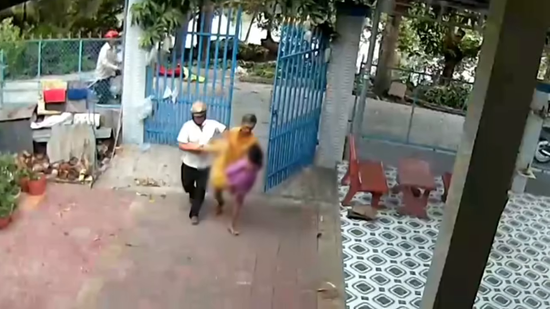 CLIP: Người chồng đau đớn khi vợ bị sét đánh tử vong