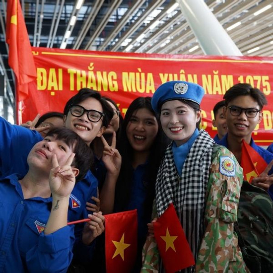 Cuộc chia tay đặc biệt tại Tân Sơn Nhất sáng nay