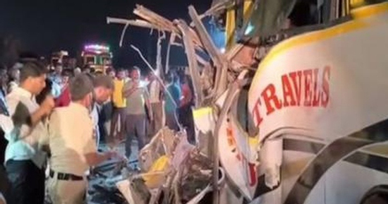 Xe buýt tông vào đuôi xe tải chở xi măng, 4 người tử vong