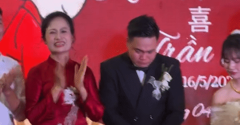 Chú rể Hà Nội bật khóc thành tiếng trong đám cưới và chuyện cảm động phía sau