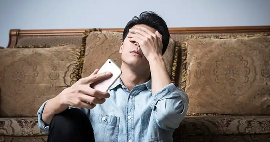 Cống hiến 10 năm đột ngột bị sa thải, ngày rời đi, sếp đưa cho tôi một phong bì: Bên trong không phải tiền mà là thứ còn bất ngờ hơn