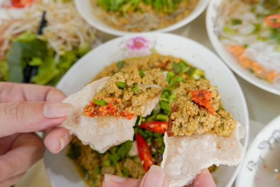 Khách Nhật thử món đặc sản béo ngậy ở Quy Nhơn, 3 bát hết 54.000 đồng