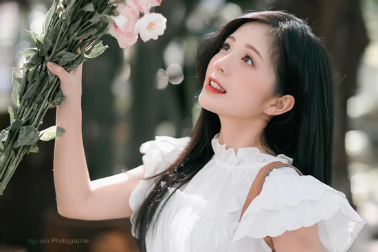 Nữ diễn viên 28 tuổi xinh như lớp 10 đang gây tranh cãi trong phim 