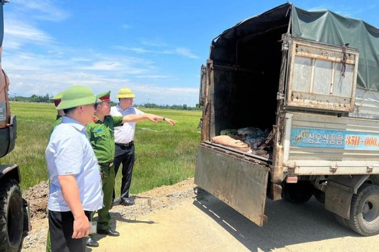 Phát hiện hơn 1 tấn nội tạng hôi thối, không rõ nguồn góc trên xe tải ở Hà Tĩnh