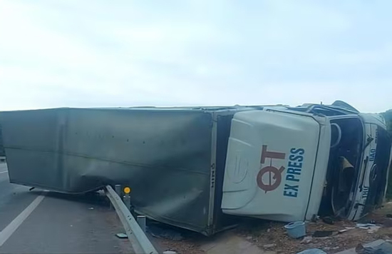 Xe thư báo lật trên cao tốc Cam Lộ - La Sơn, hai người bị thương