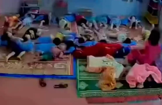 Cô giáo bị đình chỉ vì đánh trẻ trong giờ ngủ trưa tại lớp