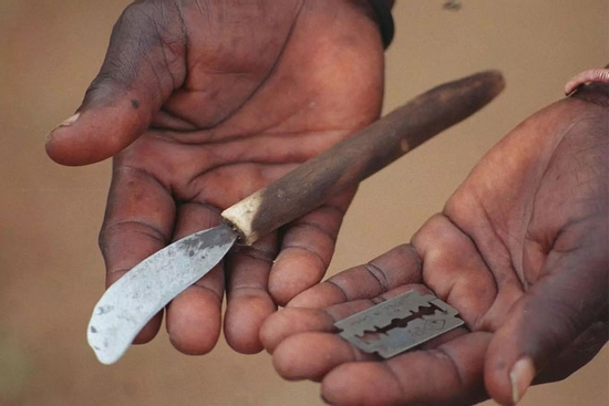 Rợn người hủ tục cắt bộ phận sinh dục của bé gái