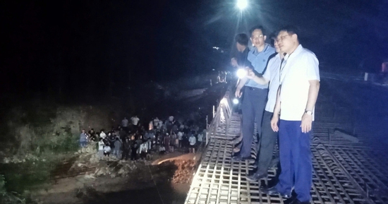 Rủ nhau suối tắm, 7 học sinh bị đuối nước, 1 em tử vong, 3 em mất tích