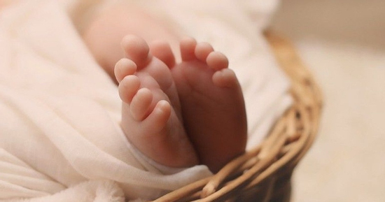Cha say rượu nằm ngủ đè con gái 28 ngày tuổi tử vong vì ngạt thở