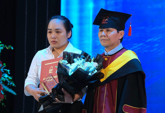Chị gái bật khóc lên nhận bằng tốt nghiệp thay em đã mất