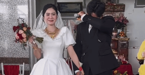 Chú rể Vĩnh Long khóc như mưa khi mẹ vợ trao con gái trên sân khấu cưới
