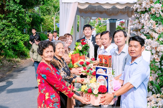 Đám cưới cặp đôi lệch 22 tuổi ở miền Tây gây sốt với dàn bô lão bê tráp