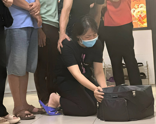 Nữ điều dưỡng quỳ gối tiễn biệt tạng của chồng