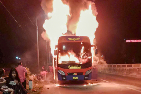 Xe chở hơn 30 người bất ngờ cháy ngùn ngụt, khách hoảng loạn la hét, thoát ra ngoài