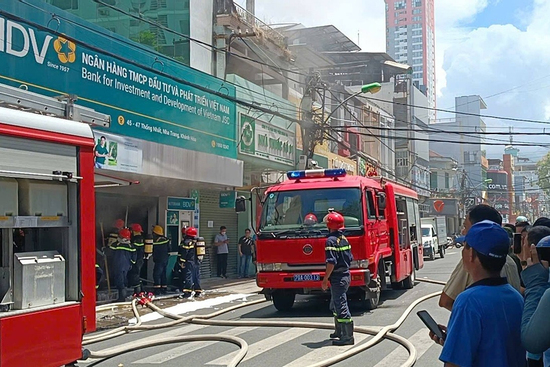 Cháy phòng giao dịch Ngân hàng BIDV, hàng chục người tham gia dập lửa
