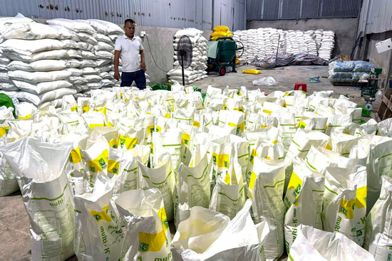 Đột kích xưởng phân bón hoạt động 'chui', nhập nguyên liệu từ Trung Quốc