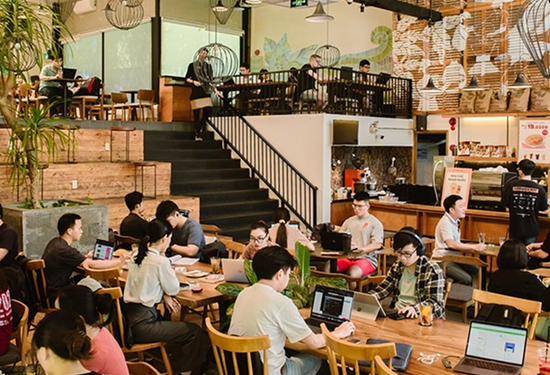 Nhiều cửa hàng The Coffee House bịt kín ổ cắm điện gây tranh cãi