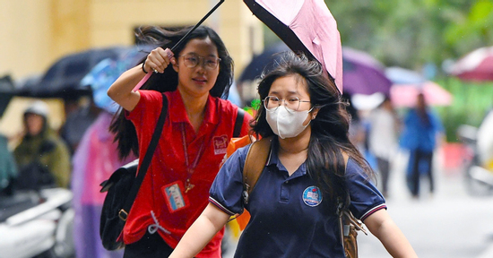 Những thí sinh đầu tiên bước vào kỳ thi lớp 10 ở Hà Nội năm 2025