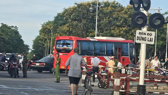 Xe khách tông xe máy, 4 mẹ con thương vong