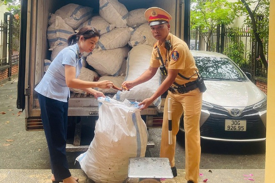 'Chặn đứng' ô tô chở 1,4 tấn chân gà bị mốc hỏng đang đưa về Hà Nội tiêu thụ