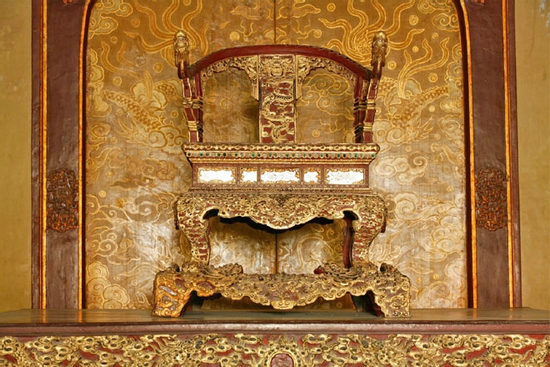 Đã bị đưa ra ngoài nhưng người đàn ông lại lẻn vào phá ngai vàng triều Nguyễn