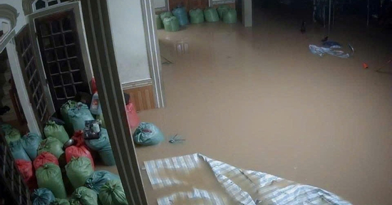Hà Tĩnh: Lũ quét bất ngờ trong đêm, nhấn chìm tài sản của người dân