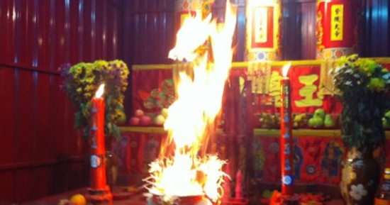Phát hiện một trong hai dấu hiệu này trên ban thờ hãy kiểm tra ngay lập tức việc thờ cúng trong nhà