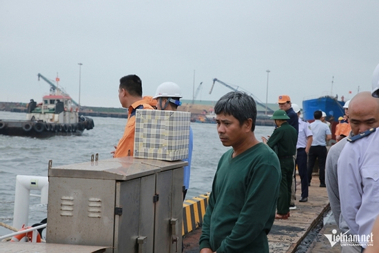 15 giờ chơi vơi trên biển sau chìm tàu: 'Rạm biển bò lên áo, tôi bắt ăn để nuôi hi vọng'